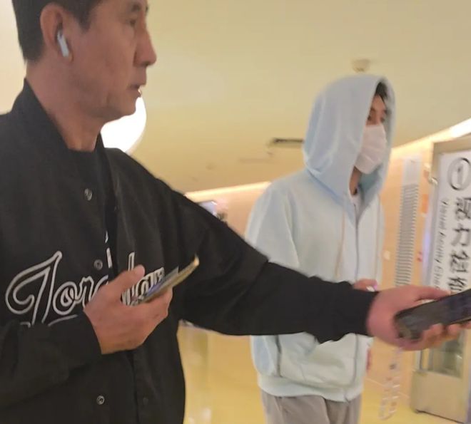 眼罩恢复顺畅其父亲跑上跑下陪伴左右！九游会登录j9入口利好！郭艾伦已摘下(图2)