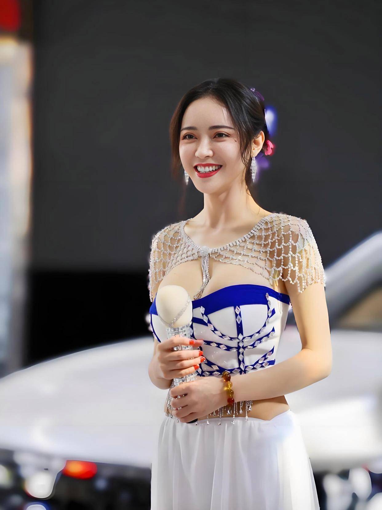 部电影这魔鬼身材不愧是模特出身！九游会j9登陆潘春春最惊艳的3(图3)